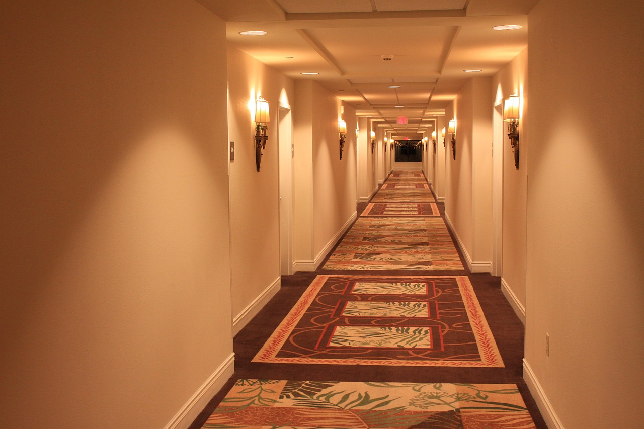 Stwórz stylowy przedpokój – dywan, wykładzina czy chodnik w duecie z tapetą?